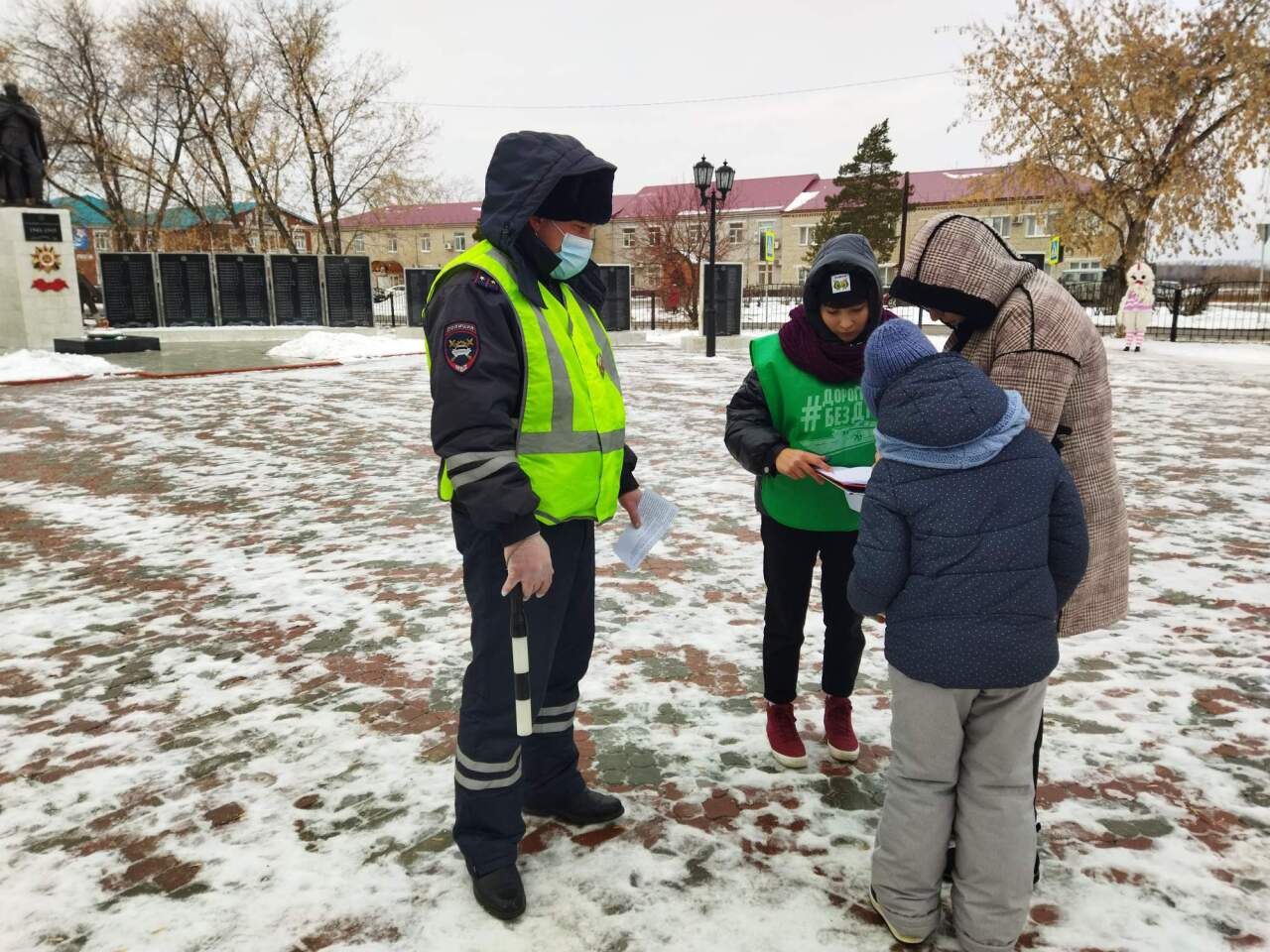 Сотрудники ГИБДД провели для родителей и их детей соревнования | 09.12.2021  | Бердюжье - БезФормата